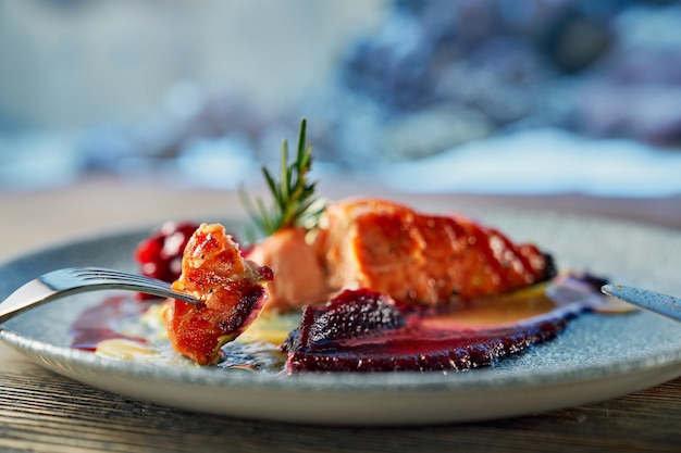 Deliziosa bistecca di salmone con salse nel ristorante.