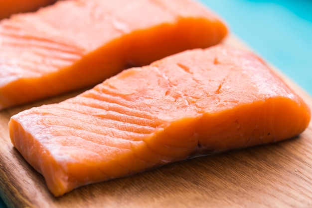 Photo delicious salmon steak on wooden cutting board