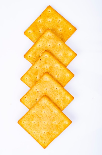 Deliziosi cracker salati dorati a forma quadrata. foto dello studio.