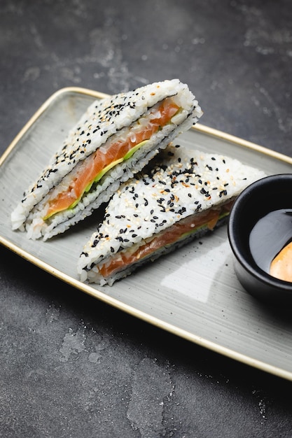 Foto delicious sandwich roll sushi sandwich met zalm rijst en avocado aziatisch eten