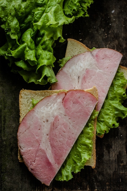 Foto panino delizioso con lattuga e prosciutto