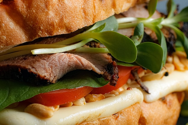 Foto delizioso panino con microgreen, primo piano sandwich