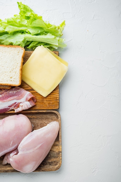 Delizioso panino con pane tostato ingredienti, su sfondo bianco, vista dall'alto con copia spazio per il testo