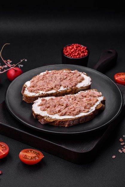 Delicious sandwiches consisting of grilled toast canned tuna and cream cheese