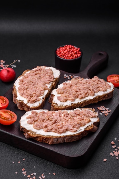 Delicious sandwiches consisting of grilled toast canned tuna and cream cheese