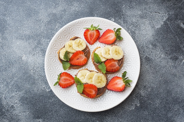 Deliziosi panini con torrone al cioccolato, fragola e banana.