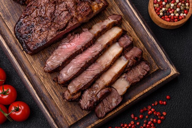 Delicious sappige ribeye biefstuk gegrild met zout specerijen en kruiden