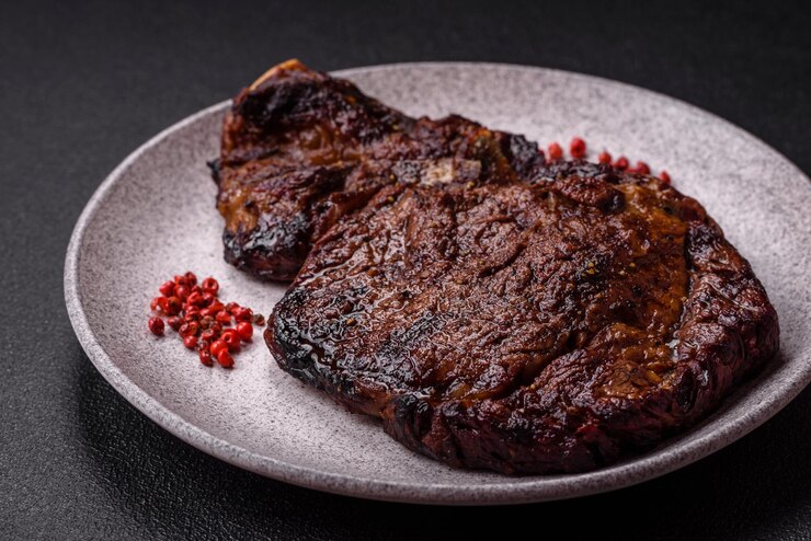 Foto delicious sappige ribeye biefstuk gegrild met zout specerijen en kruiden