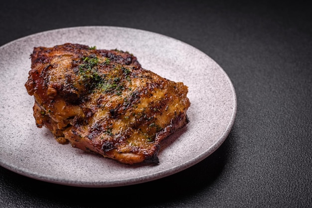 Delicious sappige rundvlees of kip steak met zout specerijen en kruiden