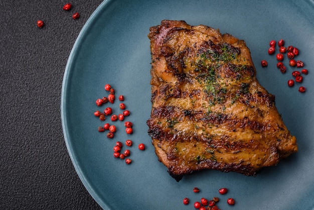 Delicious sappige rundvlees of kip steak met zout specerijen en kruiden