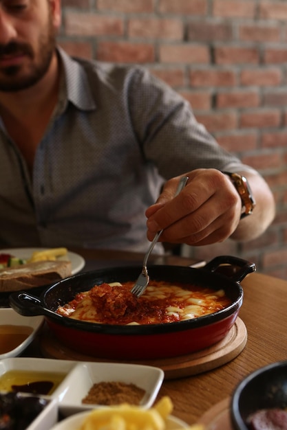 테이블에 맛있는 스크램블 에그