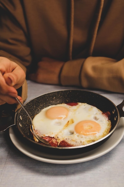 테이블에 맛있는 스크램블 에그