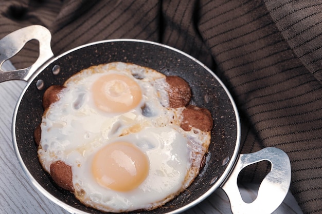 テーブルの上のおいしいスクランブルエッグ