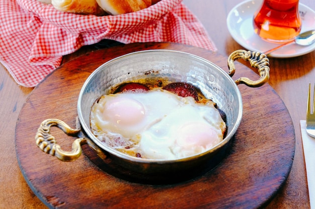 テーブルの上のおいしいスクランブルエッグ