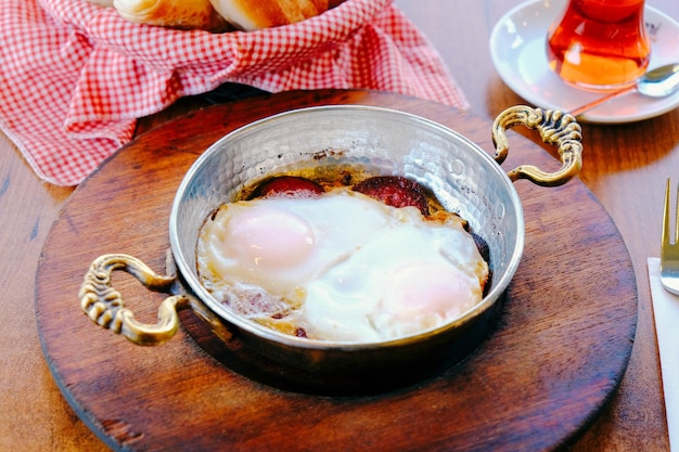 테이블에 맛있는 스크램블 에그