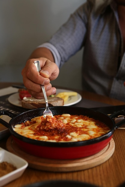 테이블에 맛있는 스크램블 에그