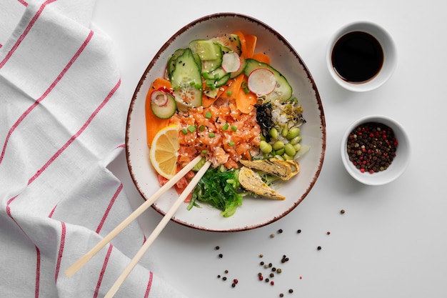 Foto delizioso piatto di pesce con salmone