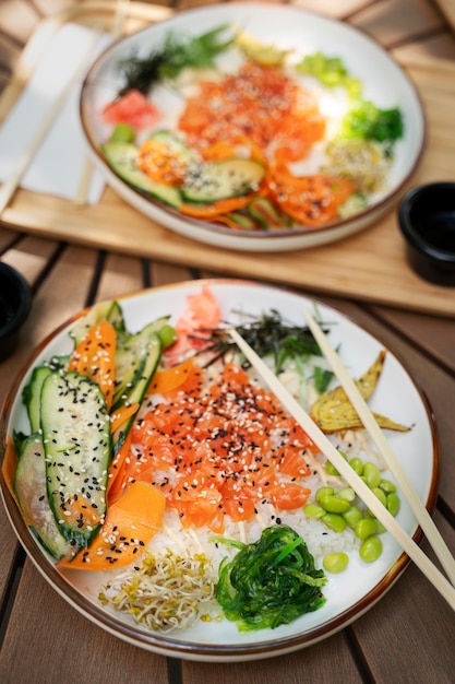 Foto delizioso piatto di pesce con salmone