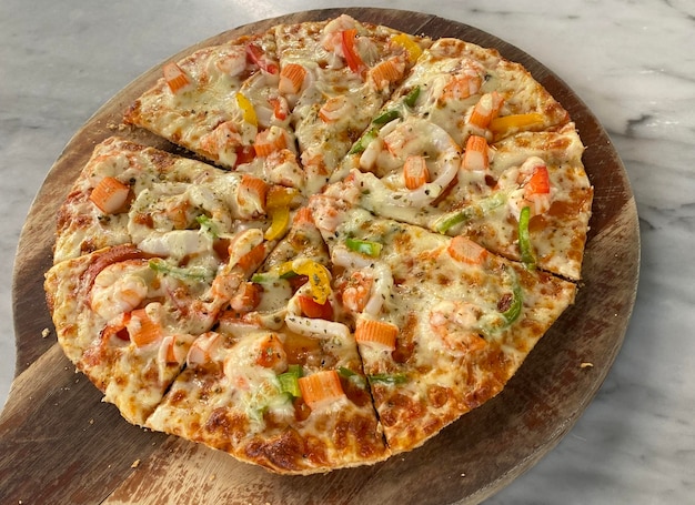 Вкусная пицца из морепродуктов на тарелке
