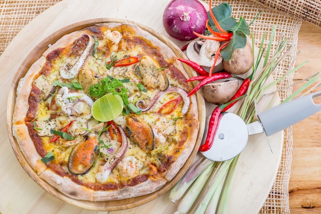 Pizza deliziosa dei frutti di mare su una tavola di legno