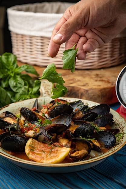 Delizioso stufato di pesce con cozze sul tavolo di legno