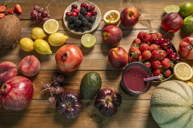 Deliziosa natura morta di frutta di stagione con piccoli limoni