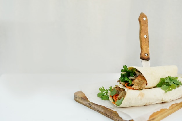 Photo delicious shawarma sandwich kebab on white