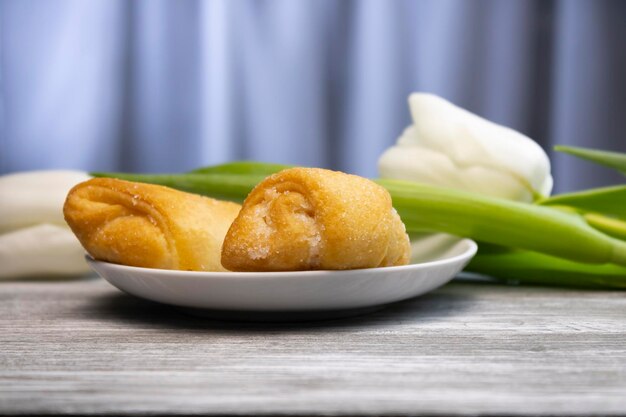 하얀 꽃을 배경으로 한 맛있는 쇼트브레드 케이크