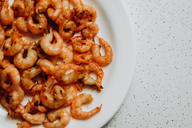 Foto deliziosi gamberetti e cozze frutti di mare su piatto bianco