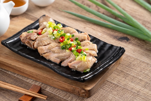 Photo delicious sliced chicken with scallion oil sauce close up