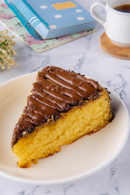 さまざまなトッピングのおいしいスライスチョコレートホールケーキ