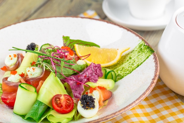 Foto una deliziosa insalata di salmone affumicato con salmone affumicato, verdure miste per bambini