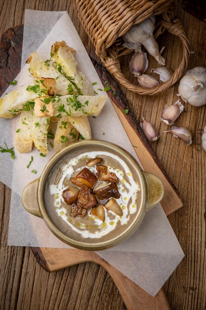 Foto deliziosa zuppa preparata nel ristorante dallo chef