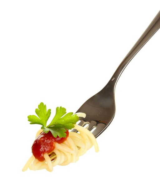 Foto deliziosi spaghetti sul primo piano della forcella su priorità bassa bianca