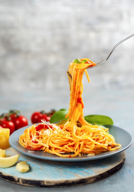 Photo delicious spaghetti on fork