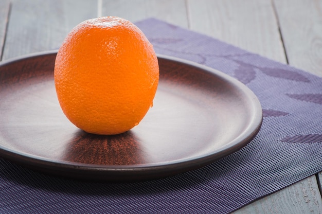 Вкусный испанский апельсин на деревянном столе, разрезанный пополамСвежие сочные апельсины на столе