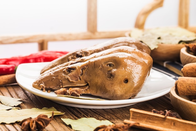 사진 접시에 맛있는 매운 된 오리 머리