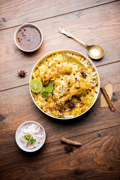 Delizioso pollo piccante biryani in una ciotola su sfondo lunatico, è un popolare cibo indiano e pakistano