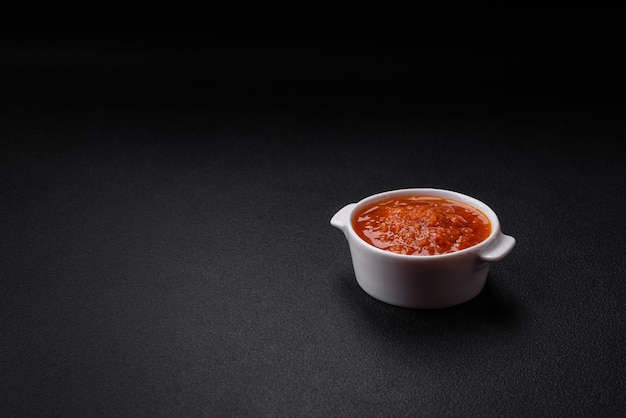 Deliziosa salsa di pomodoro piccante con peperoncino, aglio, sale, spezie e erbe