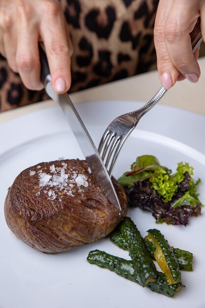 レストランで霜降り肉のおいしいステーキ