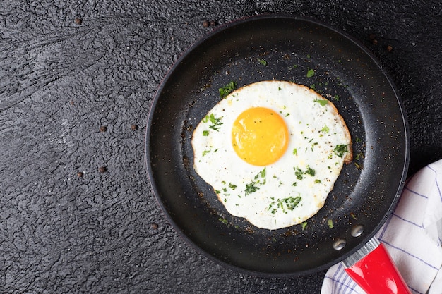 Photo delicious stirfried egg on the black table