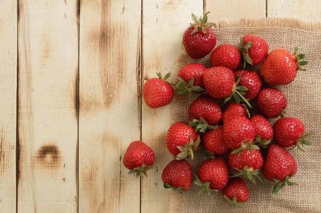 사진 맛있는 딸기 열매 클로즈업 위에서 보는 새로 뽑은 딸기
