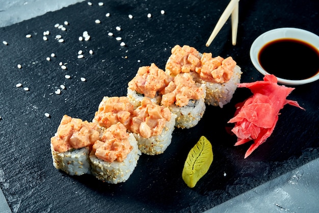 Foto deliziosi involtini di sushi con pesce persico