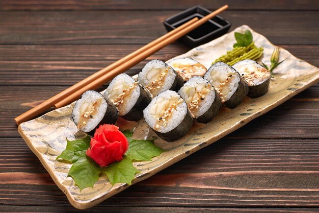 Вкусные суши-роллы с васаби и имбирем с палочками для еды