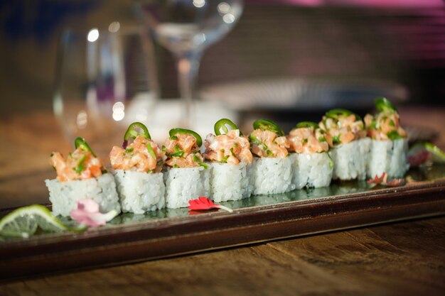 Sushi delizioso sul tavolo del ristorante?
