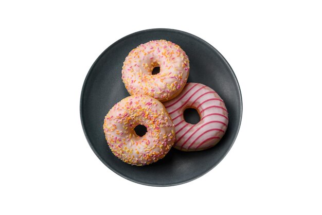 Photo delicious sweet bright donuts with cream on a plain background