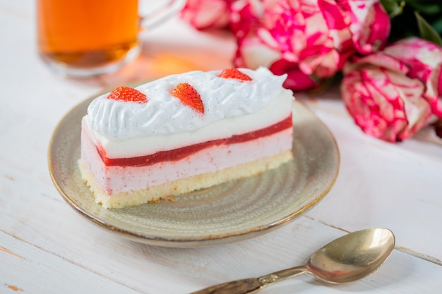 사진 맛있는 달 ⁇ 한 케이크 클로즈업 선택적 초점 케이크 하 ⁇  단백질 크림과 딸기 딸기 무스 수플레로 장식