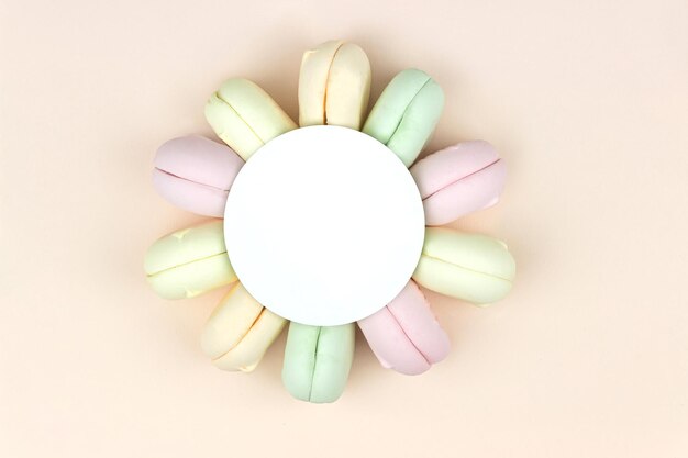 Photo delicious sweet colorful marshmallow macarons with round copy space. top view. free space for text.