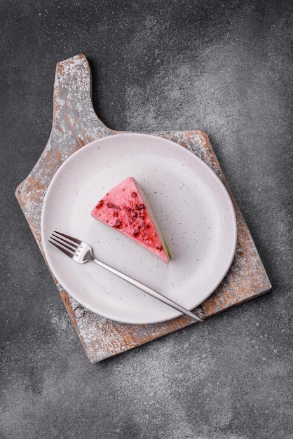 Photo delicious sweet dessert cheesecake with raspberry and pistachio flavor