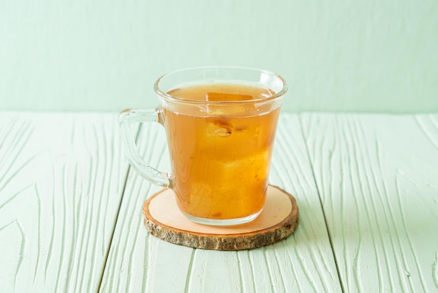 Фото Вкусный сладкий напиток, сок из тамаринда и кубик льда.